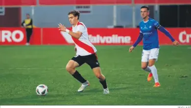  ?? SEVILLA FC ?? Manu Bueno trata de avanzar vigilado por un futbolista del Xerez.