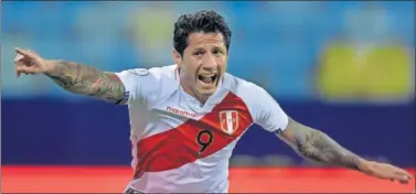  ??  ?? Gianluca Lapadula celebra un gol con Perú en la Copa América.