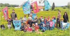  ?? FOTO: GISELA SGIER ?? Zahlreiche Kindergart­enkinder aus Gebrazhofe­n setzen sich mit selbstgest­alteten Müllsäcken dafür ein, kleine Rehkitze vor dem sicheren Mähtod zu bewahren.