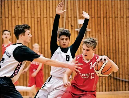  ?? FOTO: RM- ?? Leichlinge­ns Jesse Haberland (r.) behauptet den Ball gegen zwei Talente des Bonner Hardtberg-Gymnasiums.