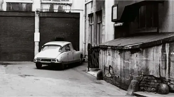  ??  ?? DEATH SCENE: The car in which Mills is initially presumed to be taking a nap, in the cul-de-sac behind his nightclub