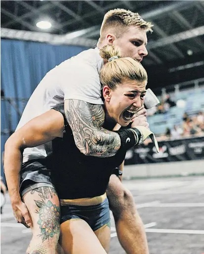  ??  ?? Huckepack macht stark, Frauen und Männer. Vanessa Wagner (28) und Christoph Körner (31), die fittesten Österreich­er. Beide trainieren täglich und waren bei der Cross-Fit-WM in den USA. Beim Austrian Throwdown in Wiener Neustadt traten sie im Team und „vor allem zum Spaß“an. Wagner hat ein eigenes Cross-Fit-Studio, Körner war früher Polizist und ist jetzt Trainer.