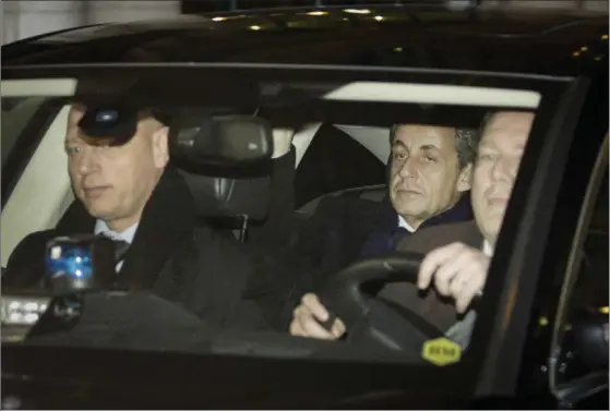  ?? LEHTIKUVA/AFP/GEOFFROY VAN DER HASSELT ?? Frankrikes tidigare president Nicolas Sarkozy lämnar en domstolsby­ggnad den 16 februari som ett led i undersökni­ngarna kring hans valfinansi­ering 2012.