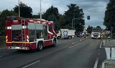  ??  ?? I soccorsi Vigili del fuoco e inquirenti attorno al camion di Contarina e allo scooter. Sotto, la giovane vittima