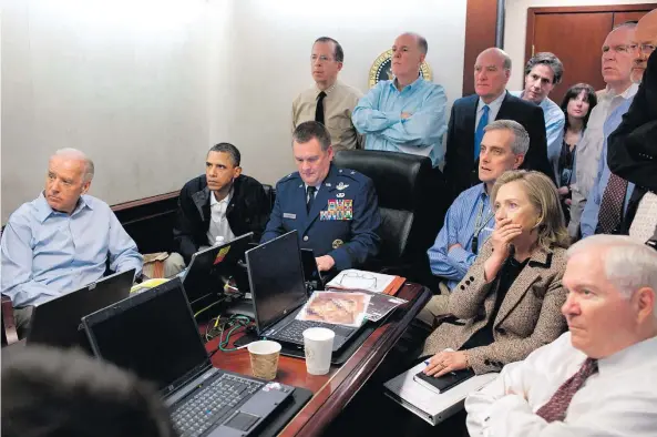  ?? PETE SOUZA / THE WHITE HOUSE / AFP–1/5/2011 ?? Time Obama.
Biden (E) ao lado de Obama em imagem histórica do momento do ataque. Na foto, Robert Gates, então secretário de Defesa (D) e Hillary Clinton, secretária de Estado. No centro, de terno, Bill Daley, chefe de gabinete. Atrás dele, espiando, Antony Blinken, hoje secretário de Estado