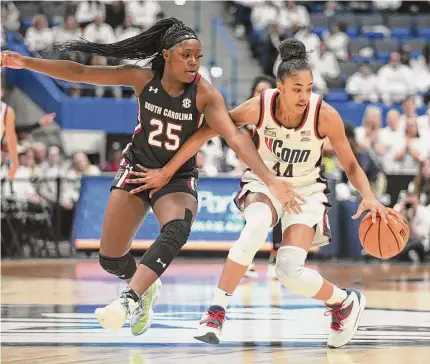  ?? Tyler Sizemore/Hearst Connecticu­t Media ?? UConn’s Aubrey Griffin, right, controls the ball against South Carolina defender Raven Johnson on Sunday.