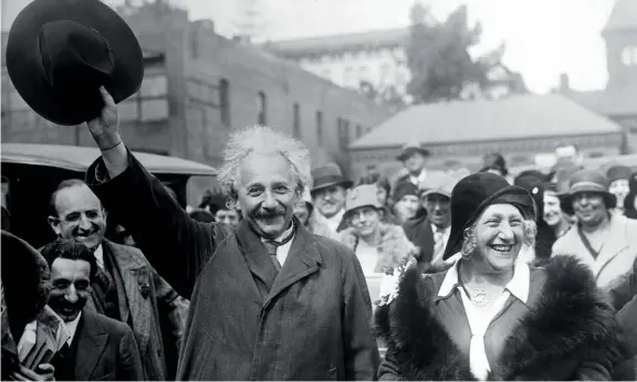  ??  ?? Gigante Albert Einstein, al fianco della seconda moglie Elsa, saluta la folla il 2 marzo 1931 alla stazione ferroviari­a di Pasadena, in California (Corbis)