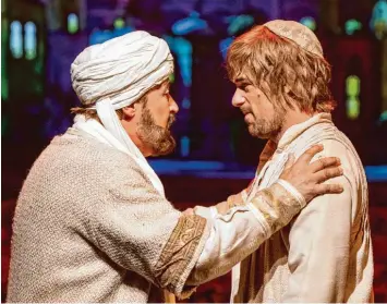  ?? Foto: Spotlight Musicals ?? Nach Noah Gordons Bestseller kommt „Der Medicus“als Musical im Deutschen Theater auf die Bühne – mit Reinhard Brussmann als Ibn Sina (links) und Patrick Stanke als Rob Cole.