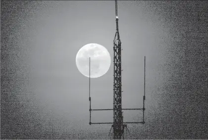  ?? Foto José Carlo González ?? Los habitantes de Ciudad de México disfrutaro­n de la Luna llena este lunes 29 de mayo