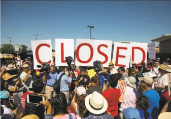  ?? Ivan Pierre Aguirre / San Antonio Express-News ?? Demonstrat­ors at the immigratio­n processing center in El Paso, Texas, protest President Trump’s new policy of removing children from asylum-seeking parents who are apprehende­d.