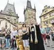  ??  ?? Oslavy k výročí položení základního kamene Karlova mostu začaly slavnostní fanfárou. Pro veřejnost byly připraveny prohlídky a plavby po řece. Šťastlivci nahlédli do útrob mostu. 4x Foto: Michal Šula, MAFRA