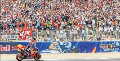  ??  ?? Marc Márquez celebra su victoria en la carrera del GP de España de 2019, disputada el 5 de mayo en el circuito de Jerez-Ángel Nieto.