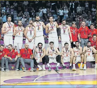  ?? FOTO: EFE ?? La selección masculina, tras lograr la medalla de bronce en el Eurobasket 2017