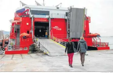  ?? ALBA FEIXAS (EFE) ?? Ferry de FRS el día de la inauguraci­ón de la línea.