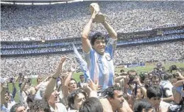  ?? CARLO FUMAGALLI ?? Diego Armando Maradona con la Copa del Mundo de 1986.