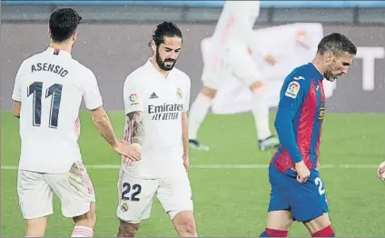  ?? FOTO: SIRVENT ?? Marco Asensio e Isco durante una acción del partido contra el Eibar