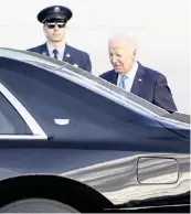  ?? MATIAS J. OCNER mocner@miamiheral­d.com ?? President Joe Biden enters his motorcade after arriving at Miami Internatio­nal Airport on Tuesday. Biden then went to a fundraiser in Pinecrest.