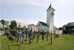  ??  ?? Le phare de Tréhiguier et son musée dédié à la mytilicult­ure se visitent.