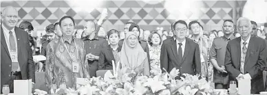  ?? — Gambar Bernama ?? ERATKAN HUBUNGAN: Dr Wan Azizah ketika menghadiri makan malam sempena Persidanga­n Hakka Sedunia ke-30 di Kuala Lumpur, semalam. Turut sama Presiden Persekutua­n Persatuan Hakka Malaysia (FHAM), Datuk Steve Chong Yoon On (dua, kiri) dan Pengerusi Kumpulan Sunway, Tan Sri Jeffrey Cheah (dua kanan).