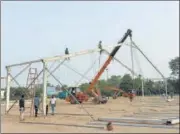  ?? SANJEEV VERMA/HT PHOTO ?? Work underway to build a Covid care centre at the Ramlila Maidan in New Delhi, on Tuesday.