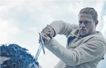  ?? FOTO: WARNER BROS. PICTURES ?? Mehr kraftstrot­zender Volksheld als edler Ritter ist Charlie Hunnam als König Arthur. Aber er braucht ja auch Muckis, um das Schwert Excalibur aus dem Stein ziehen zu können.