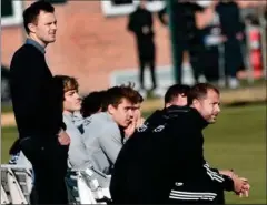  ?? FOTO: LARS POULSEN ?? En siddende FCK- træner Hjalte Bo Nørregaard med sportschef William Kvist stående bagved.