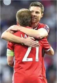  ?? MICHAEL DALDER/REUTERS ?? DANKE: Xabi Alonso memeluk Philipp Lahm seusai laga di Santiago Bernabeu. Keduanya menjalani penampilan terakhir di Liga Champions musim ini.