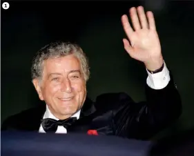  ??  ?? 1 1 Problemas de saúde levaram os médicos a aconselhar Tony Bennett a abandonar os palcos 2 Com a cantora Amy Winehouse nos estúdios Abbey Road em 2011 3 Com Lady Gaga, com quem tinha uma digressão agendada