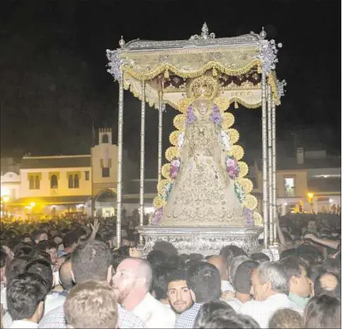  ?? EP ?? Procesíon extraordin­aria de la Virgen del Rocío por la aldea, en la madrugada del 7 al 8 de septiembre