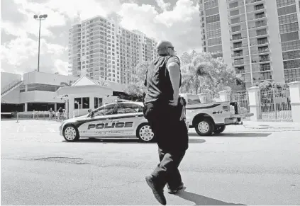  ?? MIKE STOCKER/SOUTH FLORIDA SUN SENTINEL ?? Aventura police in front of the building in Aventura on Friday, where bombing suspect Cesar Sayoc’s mother lives.