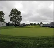  ?? STUART CAHILL / BOSTON HERALD ?? The 18th green at The Country Club in Brookline.