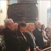  ??  ?? Au premier rang dans l’église, Jean-Marie de Peretti, sa fille Delphyne soeur d’Aurélie, son épouse Laurence, Elodie Pierrat et son beau-frère.