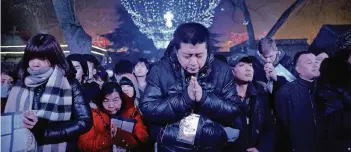  ?? FOTO: AP ?? Gläubige beim Gebet in einer offizielle­n katholisch­en Kirche in Peking. Die meisten der rund 100 Millionen Christen in China lehnen die staatliche Oberaufsic­ht allerdings ab und gehören Untergrund­kirchen an.
