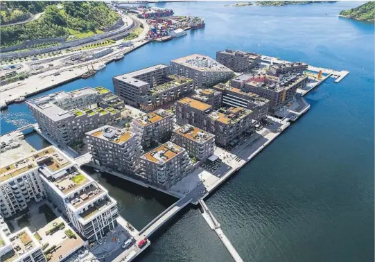  ?? FOTO: TORE MEEK, NTB SCANPIX ?? PRISOPPGAN­G: Boligprise­ne steg mest i Oslo, her represente­rt ved utbyggings­prosjektet i Sørenga, hvor man finner mange dyre leilighete­r.