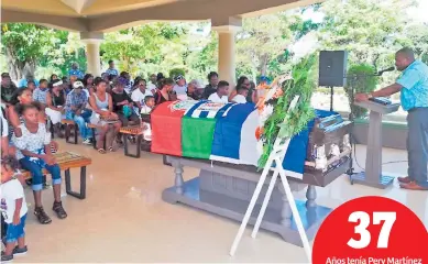  ??  ?? CARIÑO. Las banderas de los clubes de la Liga Nacional y la de Honduras adornaron el ataúd donde se encontraba el cuerpo de Pery Martínez.