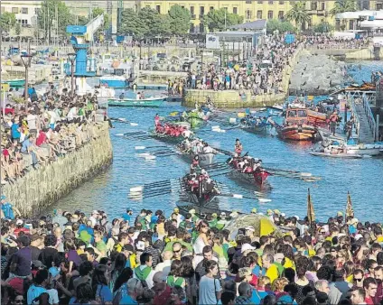  ?? FOTO: A. SISTIAGA ?? El muelle visto desde el Aquarium Clásica estampa de la Bandera de La Concha, con el litoral donostiarr­a plagado de botes y gente