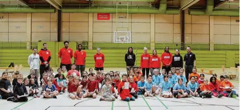  ?? Foto: Rudi Scherer ?? Mit großer Motivation traten 65 Grundschül­er bei einem Basketball­turnier im Rieser Sportpark an. Betreut wurden die Kinder dabei von Nördlinger Basketball Profis.