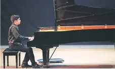  ??  ?? BRILLANTE. Jorge Eduardo Del Cid tocó varias piezas y conquistó a los asistentes con la magia de sus dedos sobre el piano.