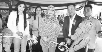  ??  ?? Daud (second right), Rodziah (second left), and Daud’s wife Datin Linda Haniff cut the ribbon to mark the opening of the premises as Yong (right) looks on.