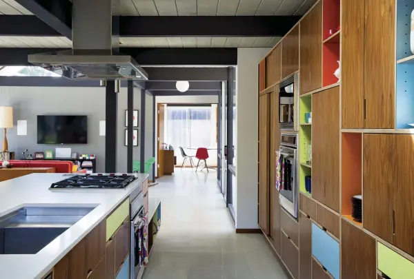  ??  ?? THE KITCHEN ECHOES THE DECOR IN THE REST OF THE HOME THROUGH FLOW AND A CONTINUITY OF MATERIALS THAT CREATE A UNIFORM EXPERIENCE FROM ROOM TO ROOM. THE CONCRETE TILES RUN THROUGHOUT THE HOME, ALONG WITH THE WHITE-WASHED CEILING DECKING AND...