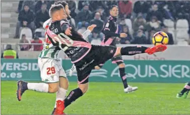  ??  ?? IGUALDAD. El rayista Ebert trata de controlar un balón ante la presión del cordobesis­ta Javi Galán.