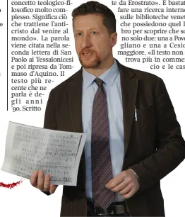  ??  ?? Il protagonis­ta Edoardo Riva, sovrintend­ente della polizia locale di Milano, è un grande appassiona­to di libri e ha vinto anche un quiz, «Caduta Libera», su Canale 5. Si definisce «profiler letterario»: individua i criminali dai libri preferiti