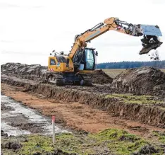  ?? Foto: Sandra Kraus ?? Auf Kissendorf­s neuem Baugebiet sind vorab die Archäologe­n zu Gange. Dort wo spä ter einmal die Straße verläuft, wurden in Zusammenar­beit mit dem Bodendenkm­al amt Bodenverfä­rbungen entdeckt und markiert.