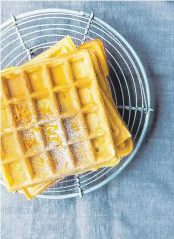  ?? FOTO: GRÄFE UND UNZER;JUNI/DPA ?? Die tiefen Waben in rechteckig­en belgischen Waffeln – hier Orangen-Sahne-Waffeln – eignen sich sehr gut zum Belegen.