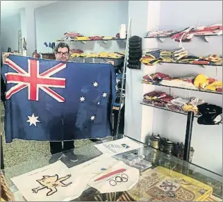 ?? JORDI BASTÉ ?? Jordi Roda distribuye banderas. En este Mundial ha vendido incluso de Australia