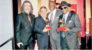  ??  ?? Joseíto Mateo (derecha) fue reconocido en el Grammy a la Excelencia Musical en el 2010.