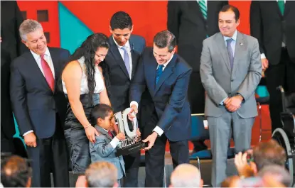  ??  ?? El Presidente inauguró la cumbre 2018 del instituto nacional para la vivienda.