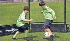  ??  ?? Zum Rahmenprog­ramm gehörte unter anderem ein Futsal-Käfig, in dem sich die jungen Fußballer austoben konnten.