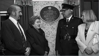  ?? Photo John Reidy 26-9-1995 ?? Peg Lyons, Scartaglin speaking to Garda Commission­er, Patrick Culligan at the unveiling of the plaque in memory of the Co. Clare born, Sergeant James Woods who was murdered in Scartaglin in December 1923. Included are Peg’s nephew, Jerry Lyons and his...