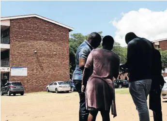  ?? /MDUDUZI NDZINGI ?? Some of the teachers who now report at the Johannesbu­rg Central education district office for two years awaiting finalisati­on of their cases.